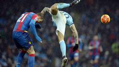Pemain Manchester City, Nicolas Otamendi (kanan)  menghalau bola dari pemain Crystal Palace, Connor Wickham pada lanjutan liga premier Inggris di Stadion Etihad, Manchester, Sabtu (16/1/2016). (AFP Photo/Oli Scarff)