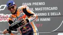 Pembalap Repsol Honda, Marc Marquez menyemprotkan sampanye saat merayakan kemenangannya di atas podium MotoGP San Marino 2017 di Italia, Minggu (10/9). Marquez sukses mencatat waktu 50 menit 41,565 detik, terpaut 1,192 detik. (AP Photo/Antonio Calanni)