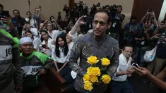 Terdakwa kasus dugaan korupsi pengadaan Chromebook dalam program digitalisasi pendidikan di Kemendikbudristek, Nadiem Anwar Makarim bersama pengemudi ojek online sebelum sidang vonis di Pengadilan Tipikor, Jakarta, Selasa (30/06/2026). (Kapanlagi.com/Budy Santoso)