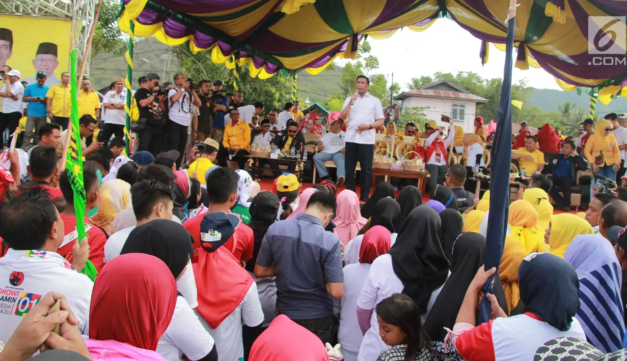 Politikus Partai Hanura Wiranto berorasi di depan massa pendukung capres dan cawapres nomor urut 01 Joko Widodo-Ma'ruf Amin di Lapangan Padebulo, Gorontalo, Selasa (2/4). Wiranto berharap perolehan suara Jokowi-Amin di Gorontalo bisa mencapai 90 persen. (Liputan6.com/Arfandi Ibrahim)