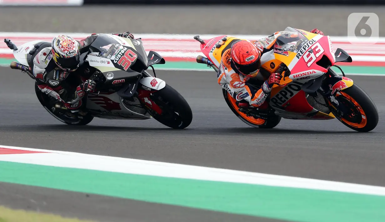 Pembalap Repsol Honda Team, Marc Marquez (kanan) beradu cepat dengan Takaaki Nakagami (LCR Honda Idemitsu) saat sesi kualifikasi MotoGP di Pertamina Mandalika International Street Sirkuit, Nusa Tenggara Barat, Sabtu (22/3/2022). (Liputan6.com/Helmi Fithriansyah)