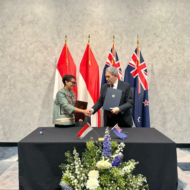 Menlu RI Retno Marsudi (kiri) dan Menlu Selandia Baru Winston Peters melakukan Joint Ministerial Commission (JMC) di Auckland, Selandia Baru. (dok. Kemlu RI)