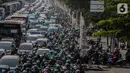 Suasana salah satu ruas jalan di kawasan Kramat Raya, Jakarta Pusat,  yang macet, Senin (28/10/2019). Kemacetan tersebut disebabkan adanya upacara yang digelar di Museum Sumpah Pemuda. (Liputan6.com/Faizal Fanani)