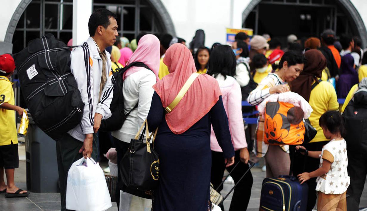 Calon penumpang kereta api mengantre masuk ke Stasiun Senen, Jakarta. Foto diambil pada Senin (29/12/2014). (Liputan6.com/Faizal Fanani)