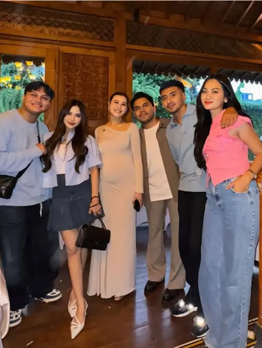 Sempurnakan tampilan, Mahalini Raharja jinjing tas Chanel Flapbag hitam dan heels putih dari Miu Miu [@mahaliniraharja]