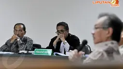 Budi Mulya (kiri), menyimak keterangan Deputi Gubernur BI, Halim Alamsyah yang dihadirkan sebagai saksi dalam sidang di Pengadilan Tipikor, Jakarta, Senin (14/4/2014).(Liputan6.com/Johan Tallo)