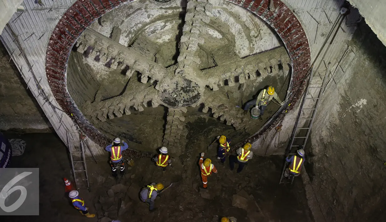 Pekerja membersihkan mata bor Antereja di bawah tanah stasiun MRT depan Ratu Plaza, Jakarta, Rabu (23/12). Pihak PT MRT Jakarta sendiri memang sudah menargetkan pengeboran MRT bisa selesai pada Desember 2016. (Liputan6.com/Faizal Fanani)