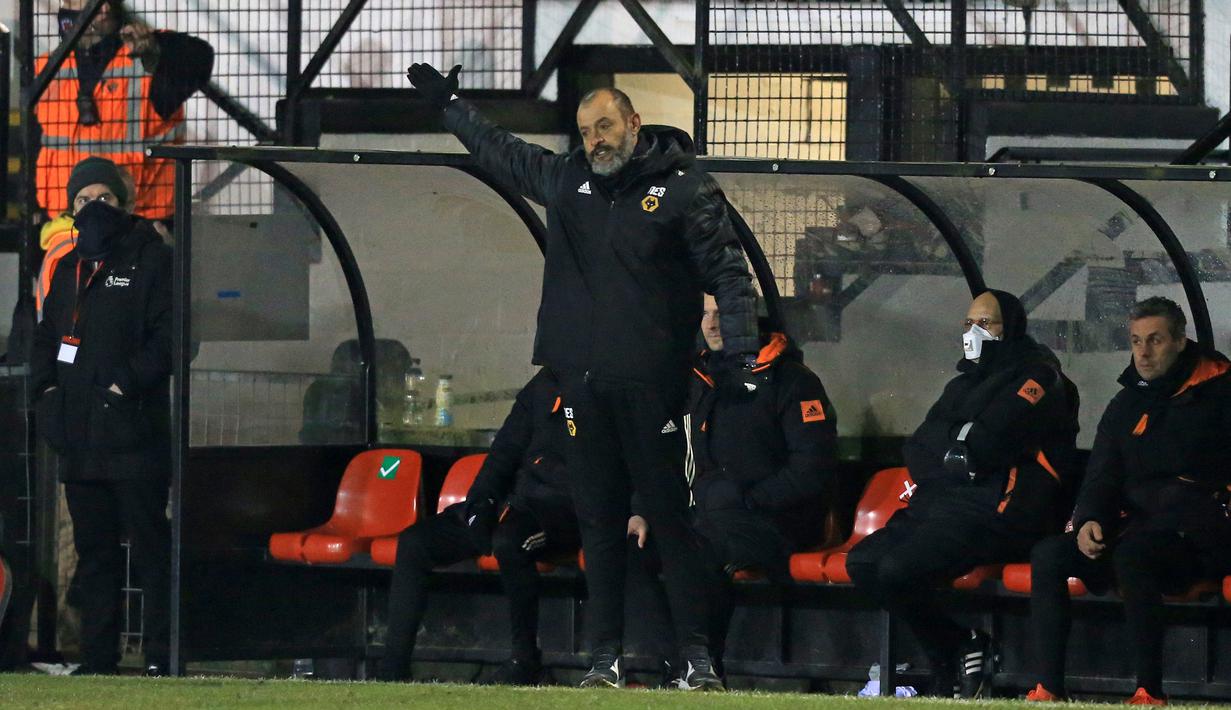 Manajer tim Wolverhampton Wanderers, Nuno Espirito Santo memberi instruksi kepada pemainnya saat menghadapi Chorley dalam laga babak keempat Piala FA 2020/21 di Victory Park Stadium, Jumat (22/1/2021). Wolverhampton menang 1-0 atas Chorley. (AFP/Lindsey Parnaby)
