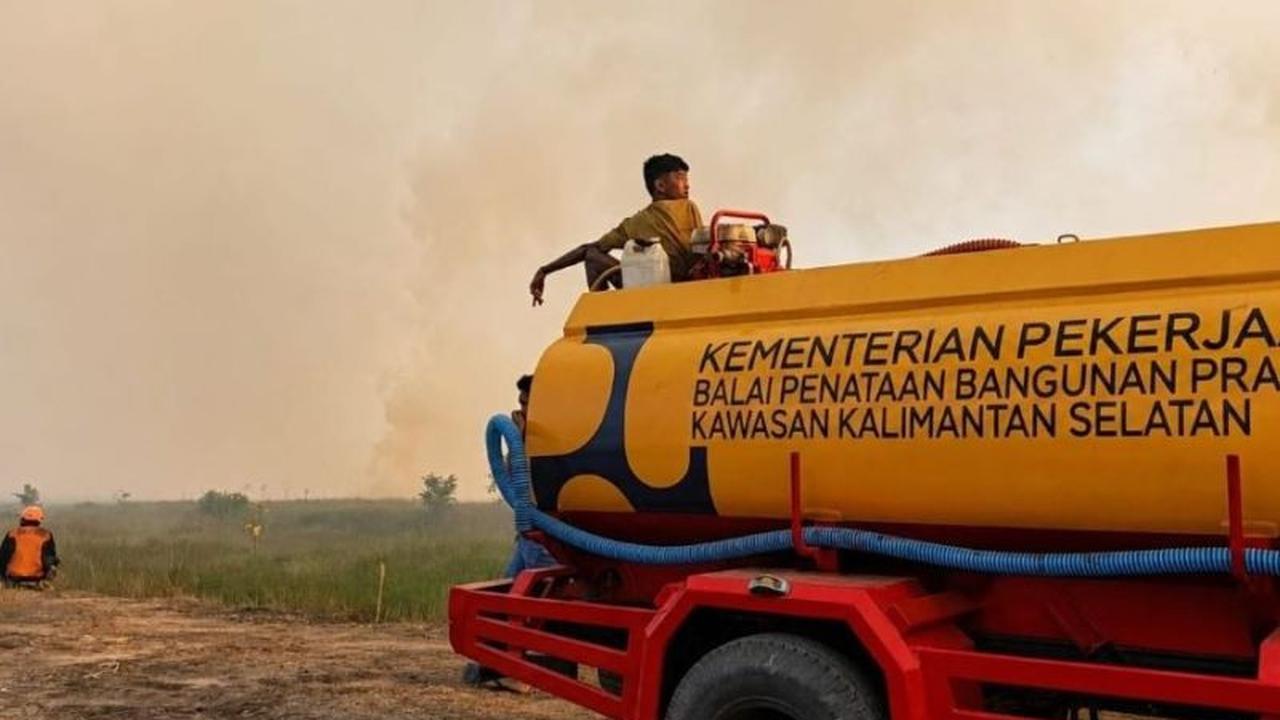 Kementerian PU Siagakan Truk Tangki Air Perkuat Penanganan Karhutla Kalsel di Musim Kemarau