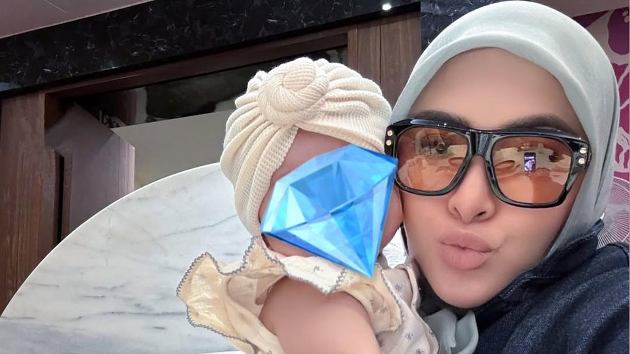 Penampilan Anak Syahrini Princess R Pakai Turban Bikin Gemas