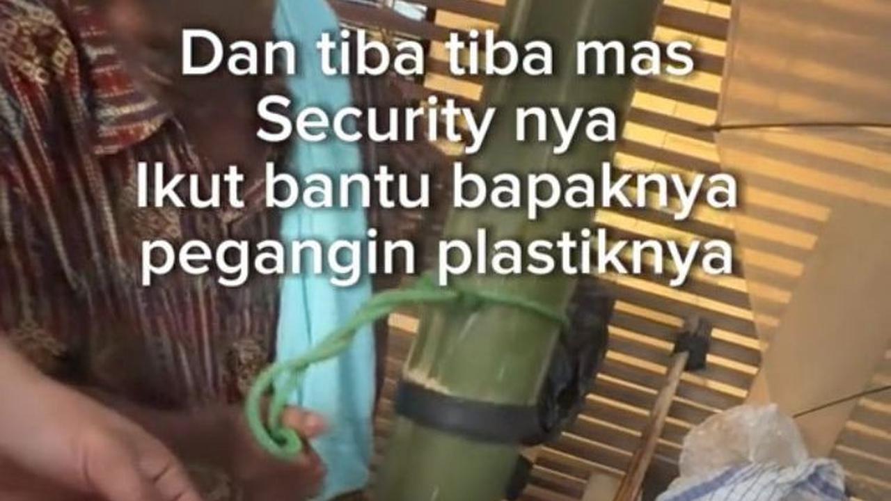 Seketika bapak ini berdiri menyiapkan pesanan, security pun ikut berdiri dan berinisiatif membantu memegang plastik. Security ini berdiri tanpa dimintai bantuan oleh bapak penjual air aren.