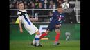 Prancis sukses menambah keunggulan 10 menit berselang. Kali ini giliran Mbappe sendiri yang mencatatkan namanya di papan skor. Tembakan melengkung bomber PSG itu tak mampu dijangkau kiper Finlandia. (AFP/Franck Fife)