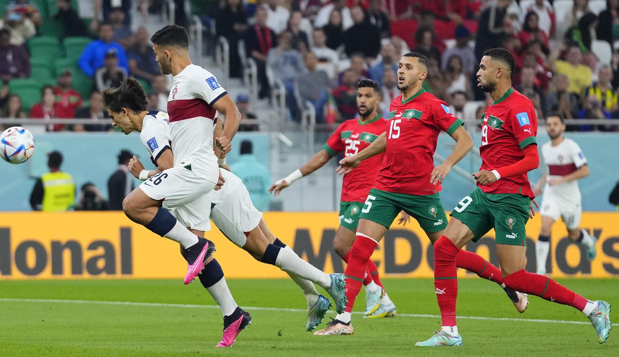 Portugal langsung menggebrak di awal laga. Laga belum genap lima menit, Joao Felix nyaris membawa Portugal unggul andai saja tandukannya sambil menjatuhkan diri tak mampu dimentahkan kiper Maroko, Yassine Bounou. (AP/Petr David Josek)