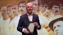 Franz Beckenbauer. Eks sweeper Timnas Jerman Barat dan Bayern Munchen berusia 85 tahun ini menjadi pesepak bola Eropa ketiga yang mampu mengoleksi ketiga gelar prestisius tersebut. Trofi Piala Dunia diraihnya bersama Tim Panzer pada edisi 1974, Ballon d'Or diraihnya pada edisi 1972 dan 1976 serta trofi Liga Champions yang dahulu masih bernama Piala Eropa diraihnya tiga musim berturut-turut bersama Bayern Munchen pada musim 1973/1974, 1974/1975 dan 1975/1976. (AFP/Pool/Ina Fassbender)