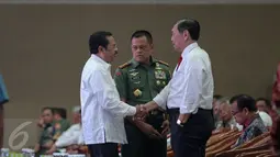 Mensesneg Pratikno berjabat tangan dengan Menko Polhukam Luhut Panjaitan disaksikan Panglima TNI Jenderal Gatot Nurmantyo saat menghadiri rakornas Pemantapan Pelaksanaan Pilkada Serentak 2015 di Ancol, Jakarta, Kamis (12/11). (Liputan6.com/Faizal Fanani)