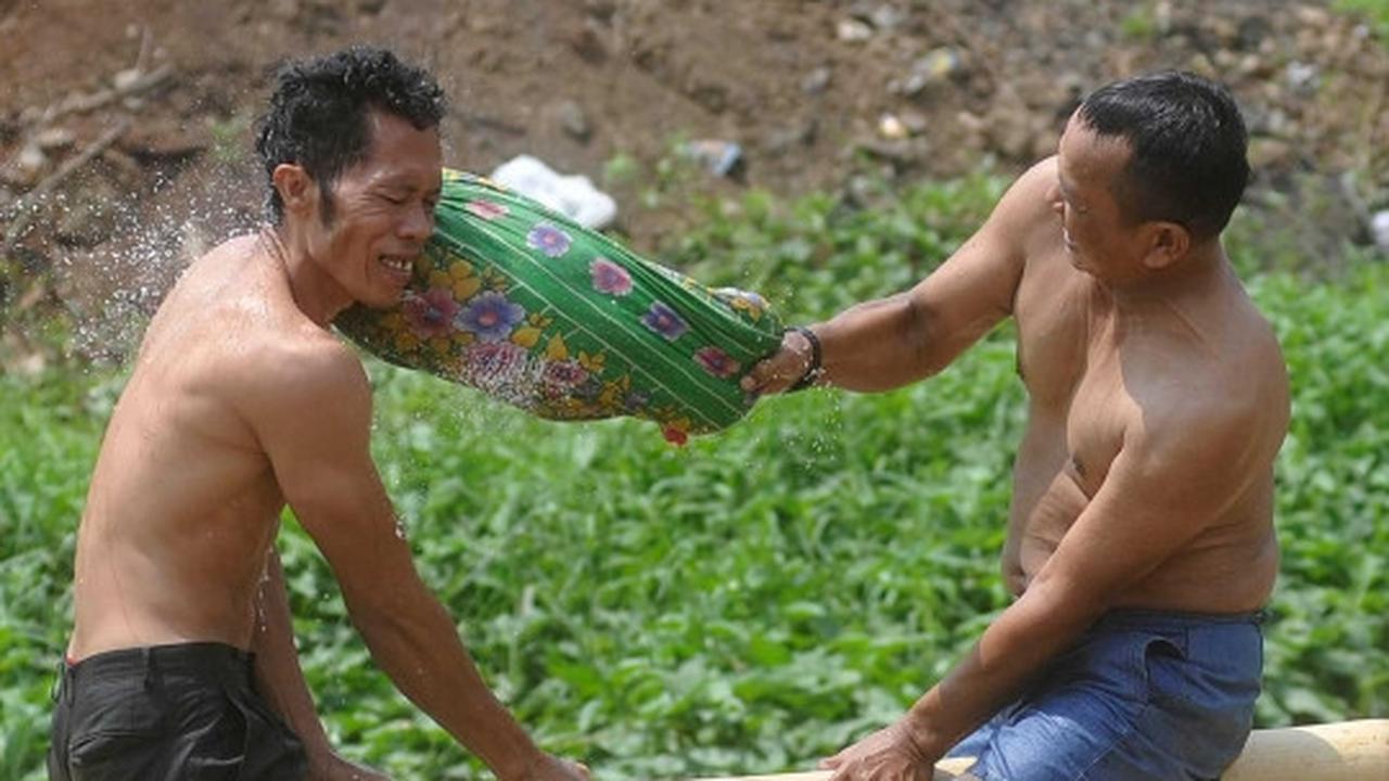 Semarak lomba gebuk bantal di Kalimalang