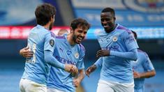 Pemain Manchester City merayakan gol yang dicetak David Silva ke gawang Bournemouth pada laga lanjutan Premier League pekan ke-36 di Etihad Stadium, Kamis (16/7/2020) dini hari WIB. Manchester City menang 2-1 atas Bournemouth. (AFP/Dave Thompson/pool)