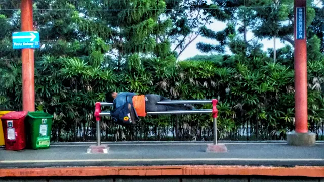 Hal-hal Unik Ini Hanya Dapat Terjadi di KRL Indonesia