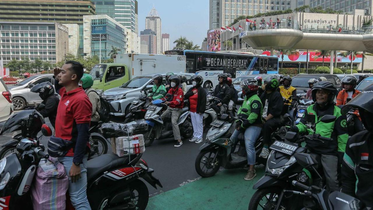 Dari isi surat Mensesneg, "Dengan memperdengarkan sirine atau suara penanda lainnya sesaat sebelum Lagu Kebangsaan Indonesia Raya berkumandang,"