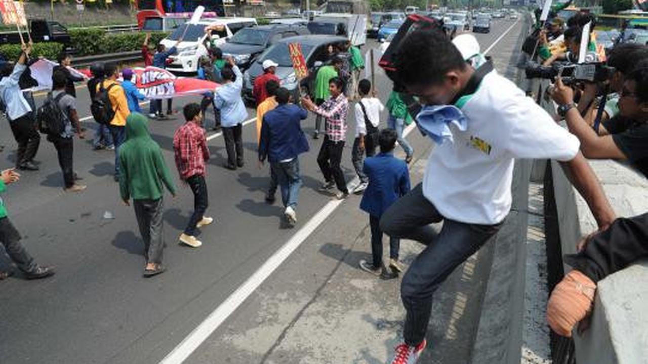 Tolak RUU Kamnas, mahasiswa bakar ban dan blokir jalan
