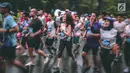 Peserta wanita mengikuti Jakarta Marathon 2018 di Gelora Bung Karno, Jakarta, Minggu (28/10). Sebanyak 12.500 pelari meramaikan Jakarta Marathon 2018, Memasuki tahun keenam, Jakarta Marathon yang di sponsori PLN. (Liputan6.com/Faizal Fanani)