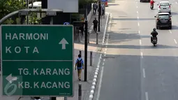 Pejalan kaki Albertan di trotoar kawasan Sudirman-Thamrin, Jakarta, Senin (7/9/2015). Gubernur DKI Jakarta Basuki Tjahaja Purnama berencana melebarkan trotoar dan menjanjikan insentif bagi pemilik gedung di kawasan tersebut. (Liputan6.com/Yoppy Renato)