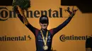 Pebalap tim Ineos Grenadiers, Thomas Pidcock melakukan selebrasi usai menjadi pemenang pada Stage 12 Tour de France 2022 yang menempuh rute sepanjang 165,1 km dari Briancon hingga L'Alpe-d'Huez, di Pegunungan Alpen, Prancis, Jumat (14/07/2022). (AP/Thibault Camus)