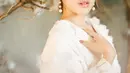 Tak hanya gaya penampilannya yang anggun dengan busana putih panjang. Tiara juga tampil cantik dengan makeup flawless. Gaya rambutnya yang ditata rapi, membuat perempuan 18 tahun tersebut makin memesona. Pemotretannya ini juga mendapat banyak pujian dari warganet. (Liputan6.com/IG/@dierabachir)