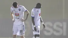 Pemain Arema FC, Pavel  Smolyachenko dan Makan Konate, menutup hidung karena asap saat melawan Persita Tangerang pada laga Piala Indonesia 2019 di Stadion Kelapa Dua, Tangerang, Minggu (3/2). Arema FC menang 3-0 atas Persita. (Bola.com/M Iqbal Ichsan)