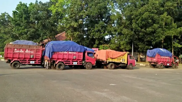 Antrean truk sampah yang hendak membuang sampah di area GOR Purwokerto. (Foto: Liputan6.com/Yoga S/Muhamad Ridlo)