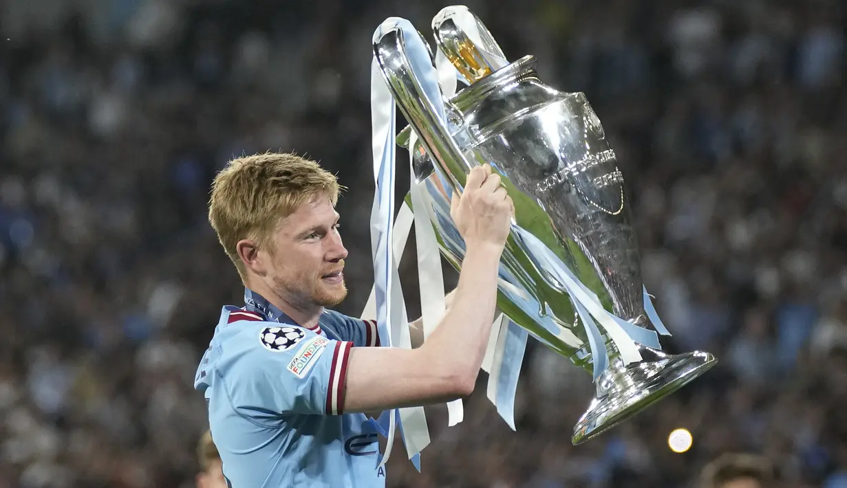 Selebrasi gelandang Manchester City, Kevin De Bruyne dengan trofi Liga Champions 2022/2023 dalam perayaan gelar juara setelah mengalahkan Inter Milan pada laga final di Ataturk Olympic Stadium, Turki (11/6/2023). Kevin De Bruyne menjadi pemain terbaru Belgia yang mampu meraih trofi Liga Champions setelah membawa Manchester City menjuarai Liga Champions musim 2022/2023 dengan mengalahkan Inter Milan 1-0 di laga final. Tercatat, ia total tampil dalam 10 laga di Liga Champions musim 2022/2023 dengan torehan 2 gol dan 7 assist. (AP Photo/Emrah Gurel)