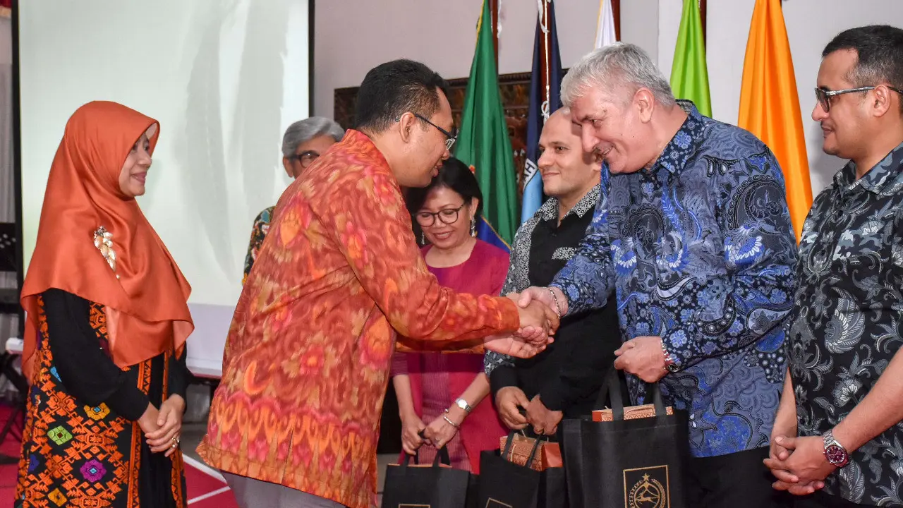 Gubernur NTB Zulkieflimansyah saat menyambut kedatangan para duta besar negara sahabat yang berkunjung untuk meninjau kawasan terdampak gempa sekaligus menjajaki potensi investasi di NTB. (Istimewa)