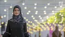 Model membawakan busana karya desainer Intan Kusuma dan Atina Maulia di Akuatik GBK Senayan, Jakarta, Kamis (2/5/2019). Sebanyak 30 koleksi busana hijab mulai dari dress, blouse tunik dan hijab dipamerkan menyambut bulan suci Ramadan. (Liputan6.com/Fery Pradolo)