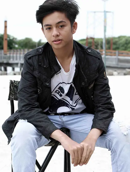 "Siapa lagi, mereka sangat mendukung kita. Karena banyak yang suka, sinetronnya diterima masyarakat makanya Mermaid in Love jadi dikenal, nama aku juga dikenal lewat sinetron ini, makanya terima kasih bangat," kata Angga Aldi. (Deki Prayoga/Bintang.com)