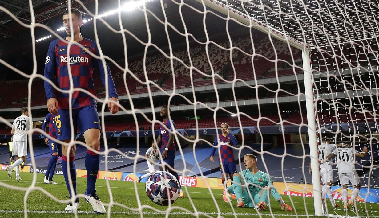 Pemain Barcelona, tampak lesu usai pemain Bayern Munchen, Joshua Kimmich, mencetak gol pada laga perempat final Liga Champions di Estadio da Luz, Sabtu (15/8/2020). Barcelona takluk 2-8 dari Bayern Munchen. (AP/Manu Fernandez/Pool)