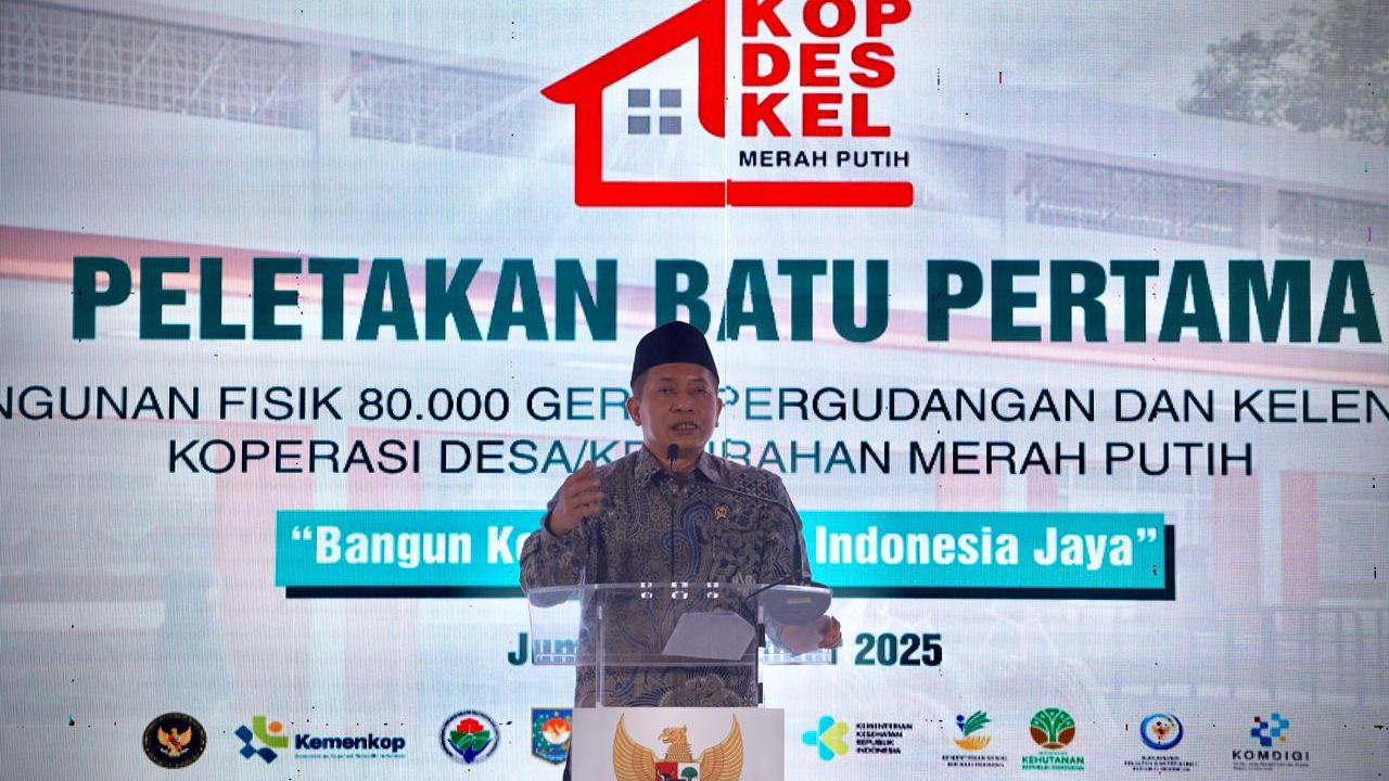 Menkop Ferry Juliantoro dalam groundbreaking gudang dan gerai Kopdes Merah Putih Bekasi