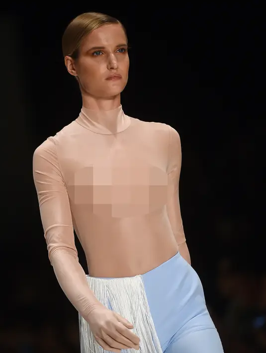 Model berjalan di atas catwalk menggunakan busana rancangan Kakopieros selama Australia Fashion Week di Sydney, Australia (20/5/2016). (AFP PHOTO/ PETER PARKS)