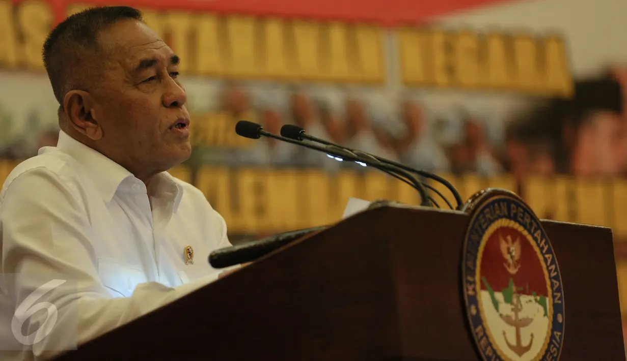 Menteri Pertahanan Ryamizard Ryacudu menyampaikan kata sambutan dalam Rakornas Pertahanan Negara di Jakarta, Kamis (3/12). Rakornas tersebut bertema Peran Kementerian/Lembaga dan Pemda dalam mendukung Penyelenggaraan Hanneg. (Liputan6.com/Faizal Fanani)