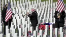 Pensiunan Angkatan Laut Amerika Serikat Yeoman Mark Stallins memainkan Taps untuk keluarga prajurit yang gugur di sebuah kuburan di Pemakaman Nasional Fort Logan, Sheridan, Colorado, Amerika Serikat, 30 Mei 2022. (AP Photo/David Zalubowski)