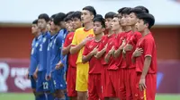 Para pemain Vietnam U-16 berbaris menyanyikan lagu kebangsaan Vietnam sebelum laga semifinal AFF U-16 2022 antara Thailand U-16 melawan Vietnam U-16 di Stadion Maguwoharjo, Sleman, Rabu (10/8/2022) sore WIB. (Bola.com/Bagaskara Lazuardi)