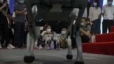 Anak-anak yang memakai masker wajah bermain dengan robot side-follow cerdas Unitree Go 1 selama Konferensi Robot Dunia di Pusat Konferensi dan Pameran Internasional Yichuang di Beijing, Kamis (18/8/2022). (AP Photo/Andy Wong)