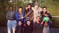 Striker Arsenal Main Sepakbola dengan Anak-anak