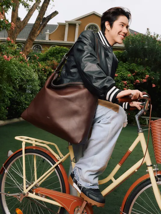 <p>Nanon Korapat menampilkan dua gaya utama musim ini Mott Messenger Bag dan Wade Backpack. [dok. Coach]</p>