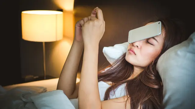 Ilustrasi gawai sebelum tidur (iStockphoto)