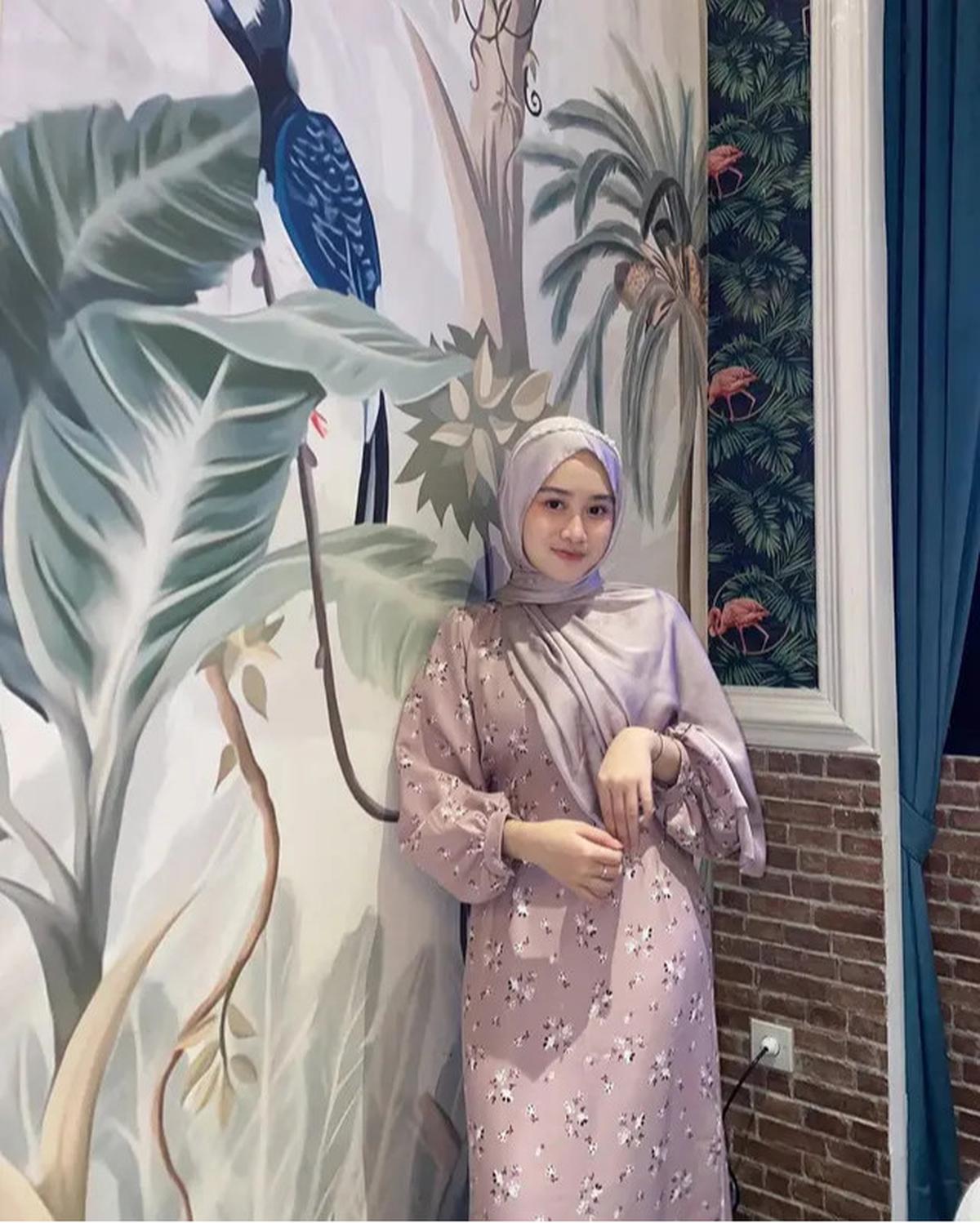 6 Inspirasi Model Gamis ala Khansa Mariska Istri Gus Azmi, Tampil Syar'i tapi Tetap Kekinian