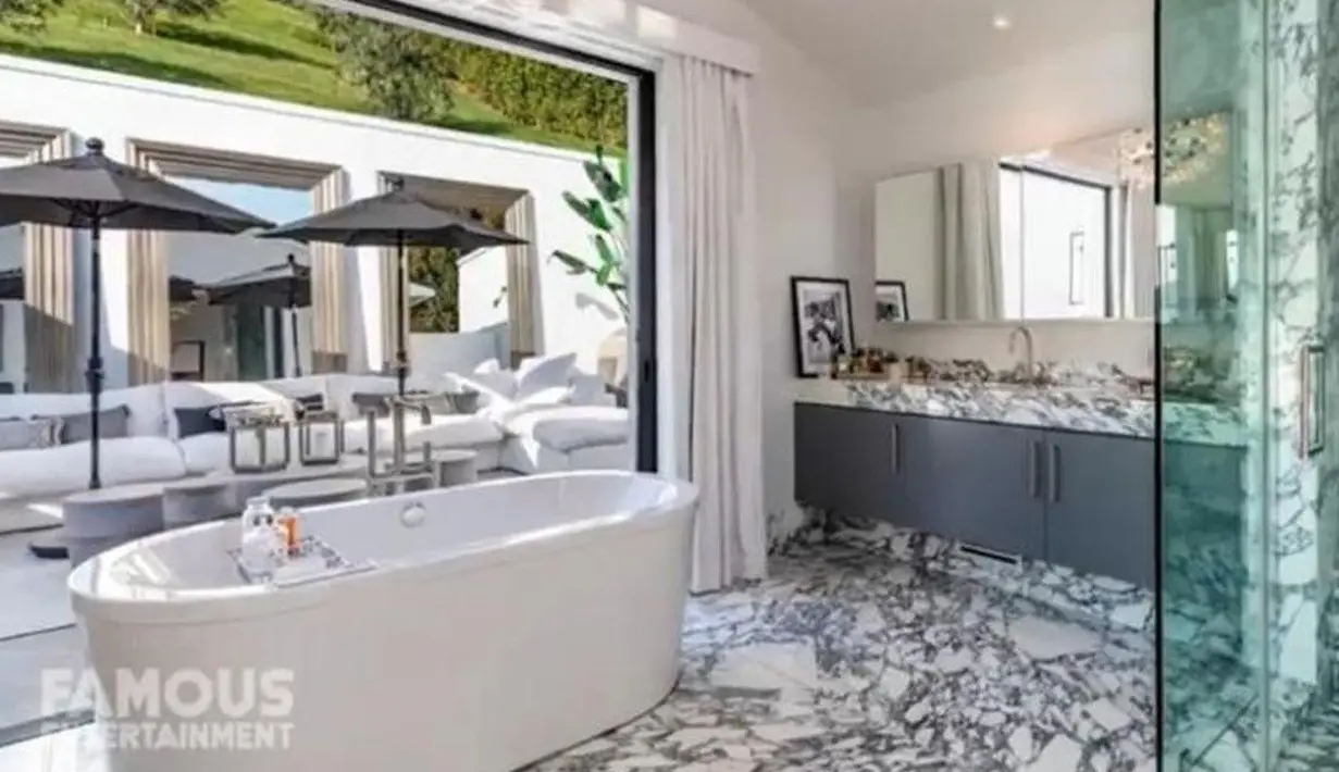 Sedangkan kamar mandinya bisa dibuat untuk outdoor maupun indoor. (Foto: YouTube/Famous Entertainment)