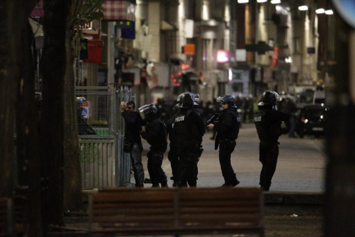 Suasana mencekam polisi kepung persembunyian pelaku Teror Paris