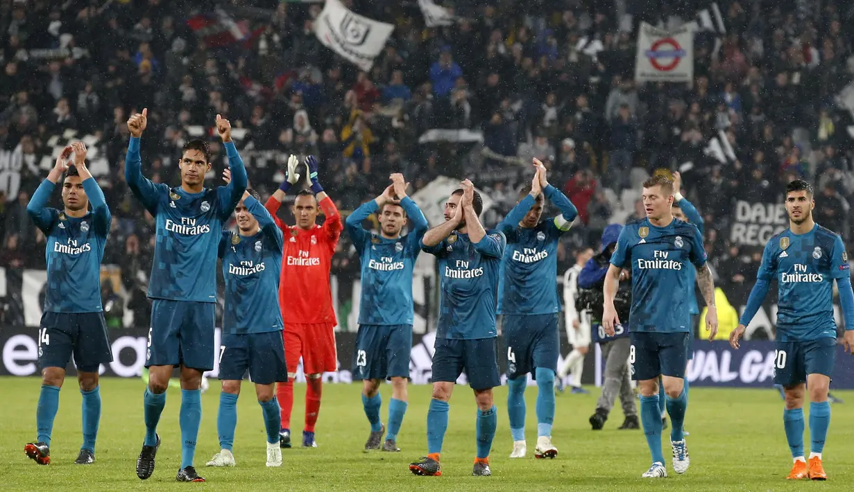Para pemain Real Madrid merayakan kemenangan atas Juventus pada laga Liga Champions di Stadion Allianz, Selasa (3/4/2018). Juventus takluk 0-3 dari Real Madrid. (AP/Antonio Calanni)