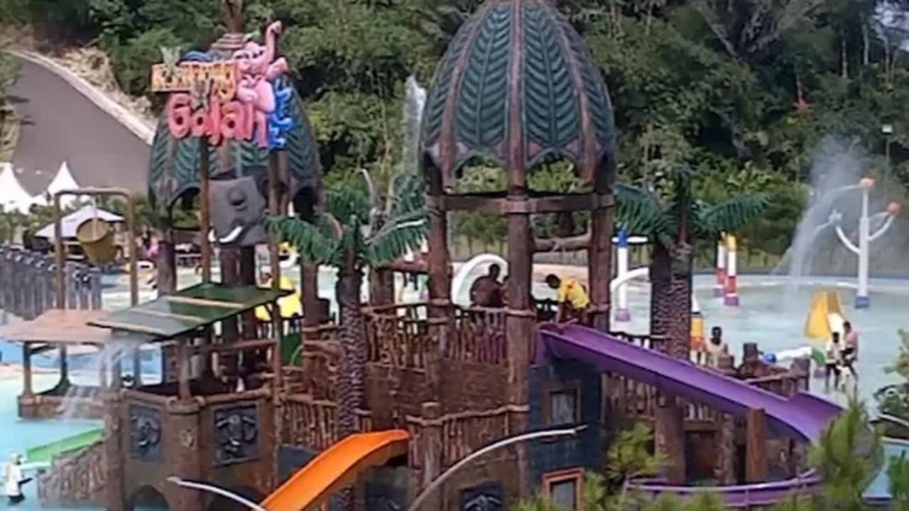 Objek wisata Kampung Gajah sendiri merupakan tempat rekreasi miliki PT Cahaya Adiputra Sentosa (PT CAS).