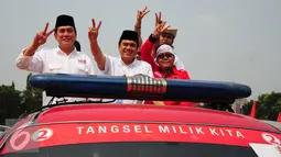 Calon Walikota Tangerang Selatan,  Arsid (kedua kanan) mengikuti Karnaval Sosialisasi Pilkada Damai Kota Tangerang Selatan, Minggu (20/9/2015) KPUD Kota Tangsel mengajak masyarakat untuk mensukseskan Pilkada Serentak. (Liputan6.com/Helmi Afandi)